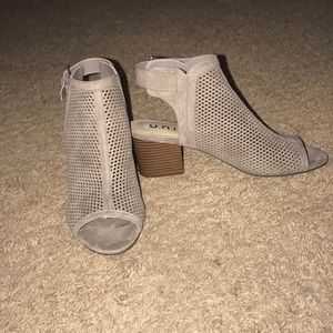NWOT Unisa gray block heel sandals
